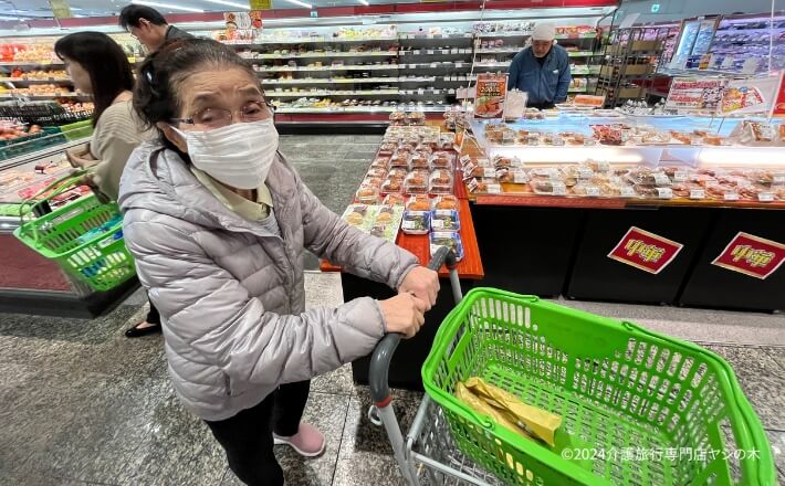 介護旅行_福岡県博多_スーパーでお買い物1