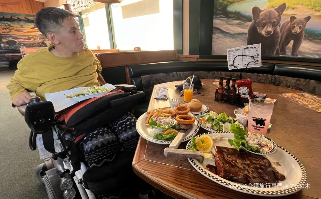 介護旅行でアメリカへ航空ショー観覧_レストランで夕食