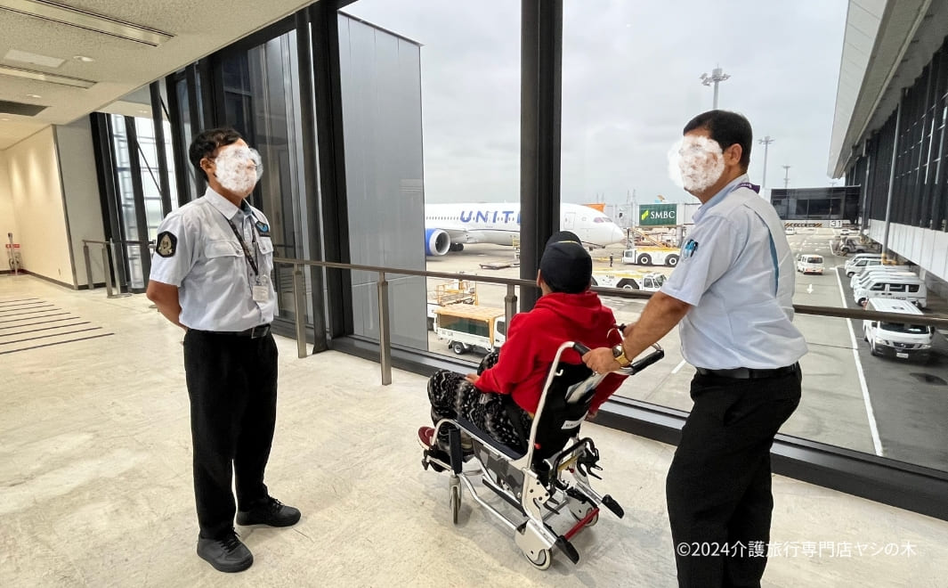 介護旅行でアメリカへ航空ショー観覧_ユナイテッド航空の機内へ搭乗