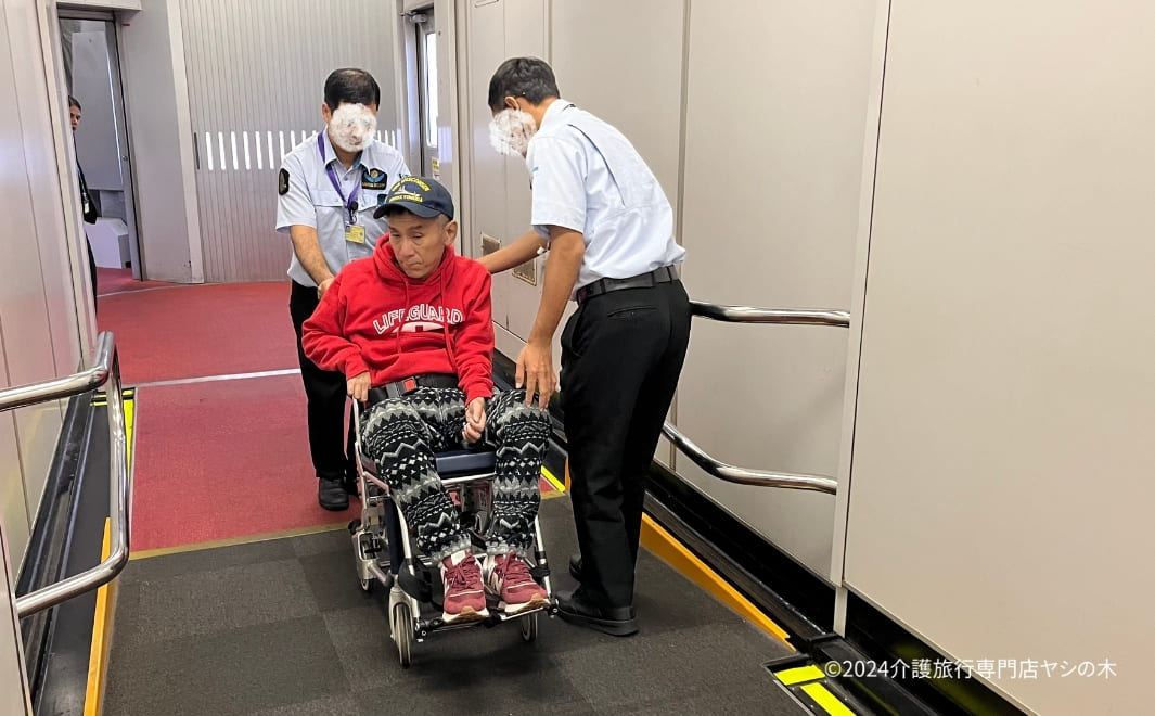 介護旅行でアメリカへ航空ショー観覧_ユナイテッド航空の機内へ搭乗