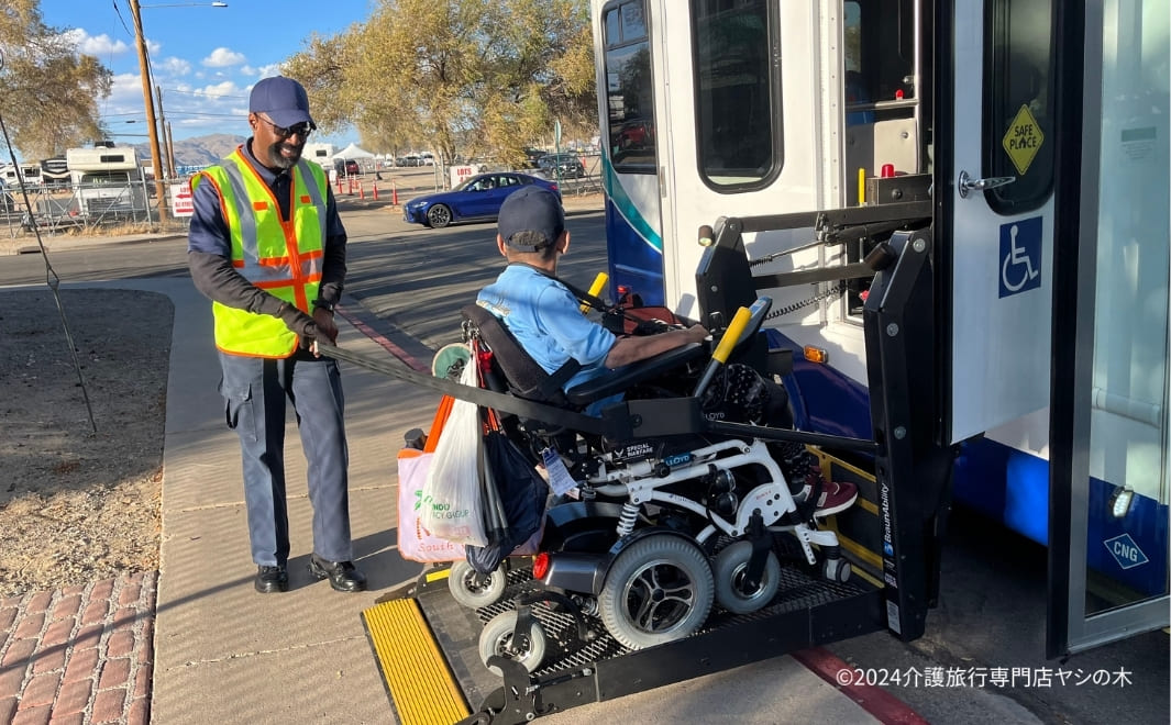 介護旅行でアメリカへ航空ショー観覧_貸切バスに乗車