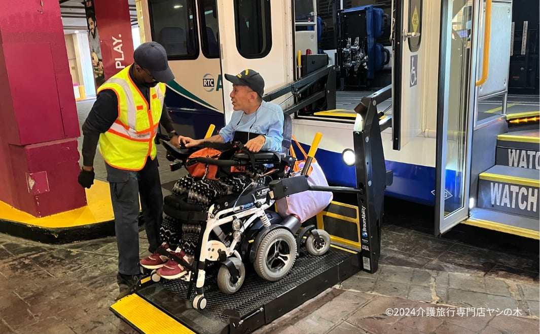 介護旅行でアメリカへ航空ショー観覧_貸切バスを降車