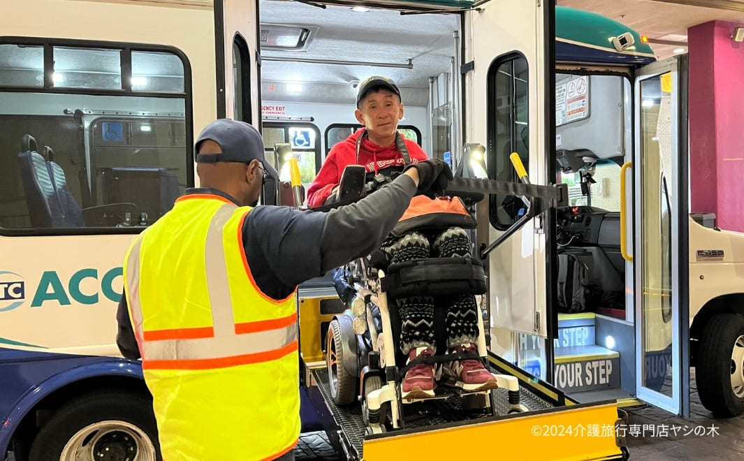 介護旅行でアメリカへ航空ショー観覧_貸切バスを降車