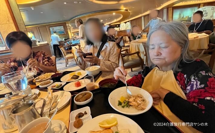 クルーズ船で介護旅行_船内メインダイニングで朝食