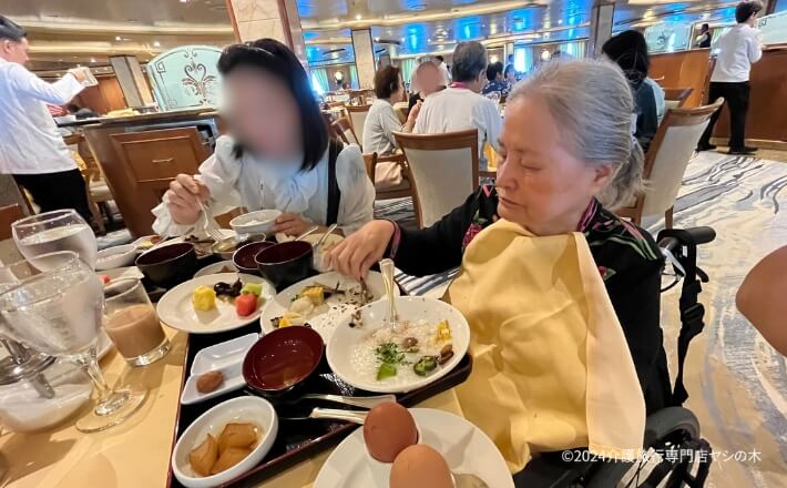 クルーズ船で介護旅行_船内メインダイニングで朝食