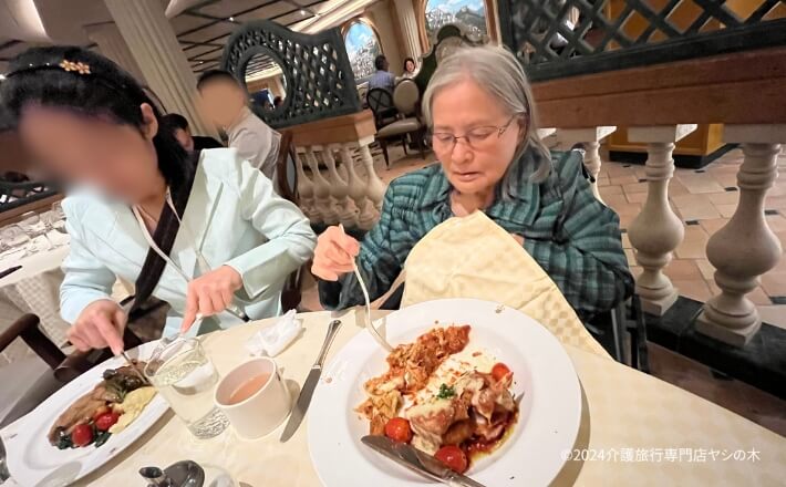 クルーズ船で介護旅行_イタリアンレストランで夕食