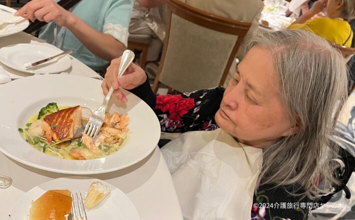 クルーズ船で介護旅行_船内メインダイニングで夕食