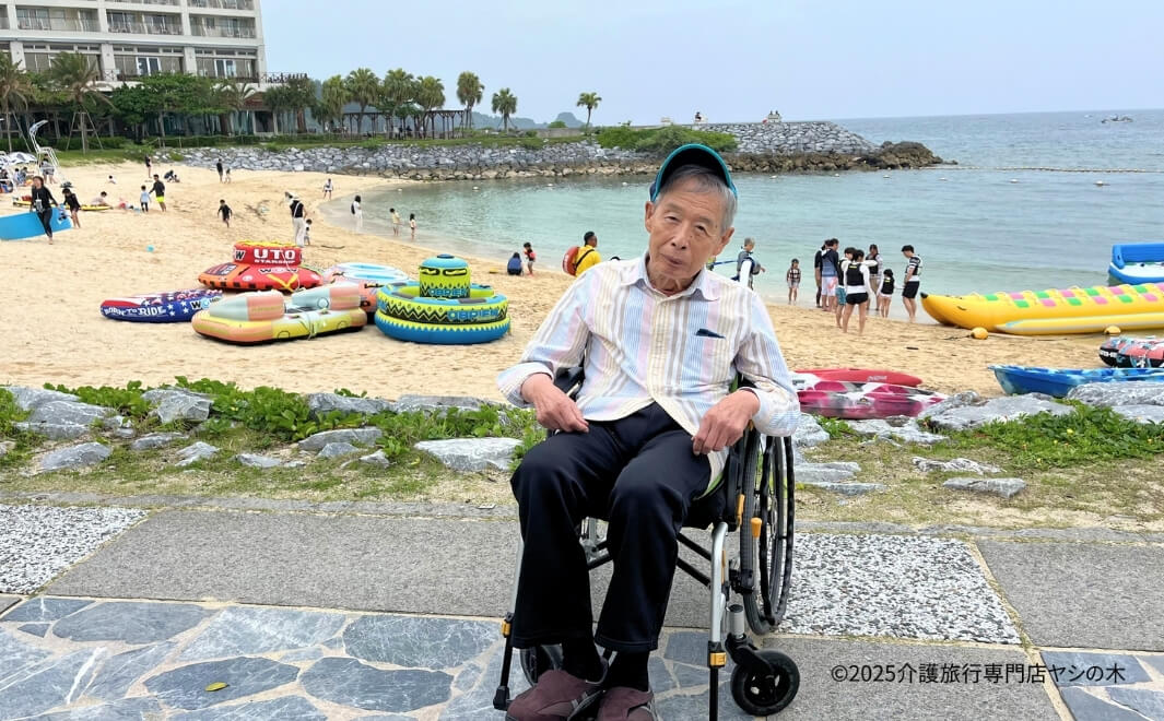 介護旅行で沖縄県へ_ルネッサンスリゾートオキナワで記念撮影