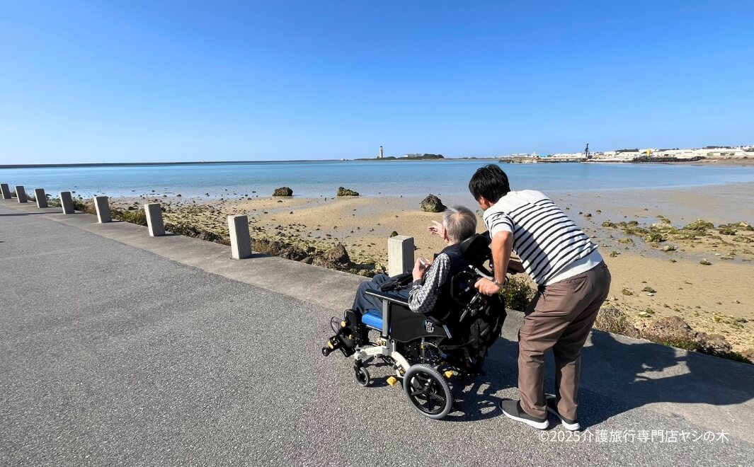 介護旅行で沖縄県へ_瀬長島ビーチを散策