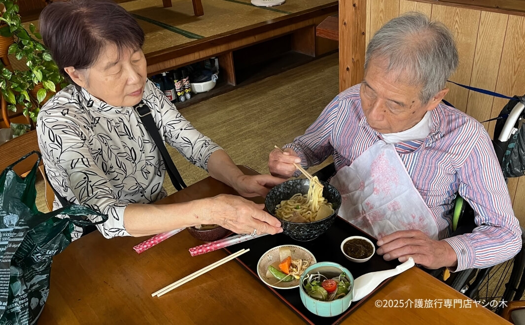 介護旅行で沖縄県へ_沖縄そば屋さんで昼食