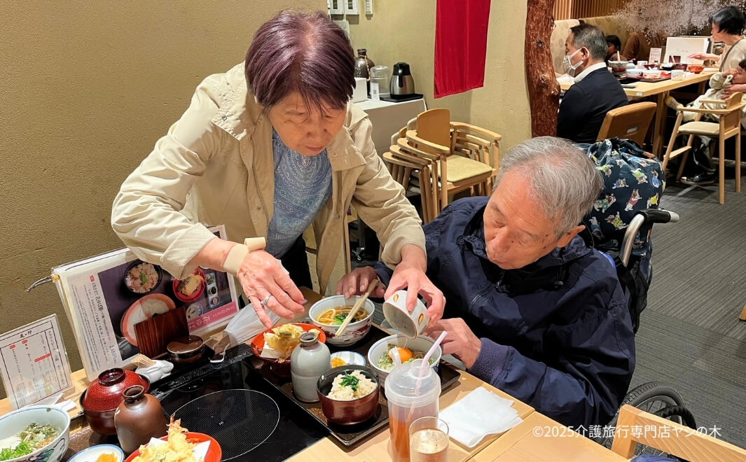 介護旅行で沖縄県へ_伊丹空港で昼食