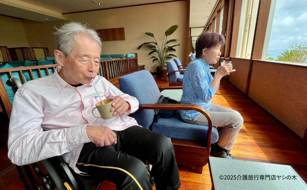介護旅行で沖縄県へ_ホテル内のラウンジで休憩