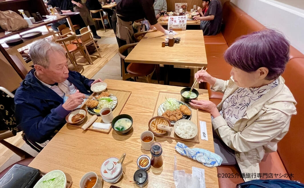 介護旅行で沖縄県へ_伊丹空港で昼食