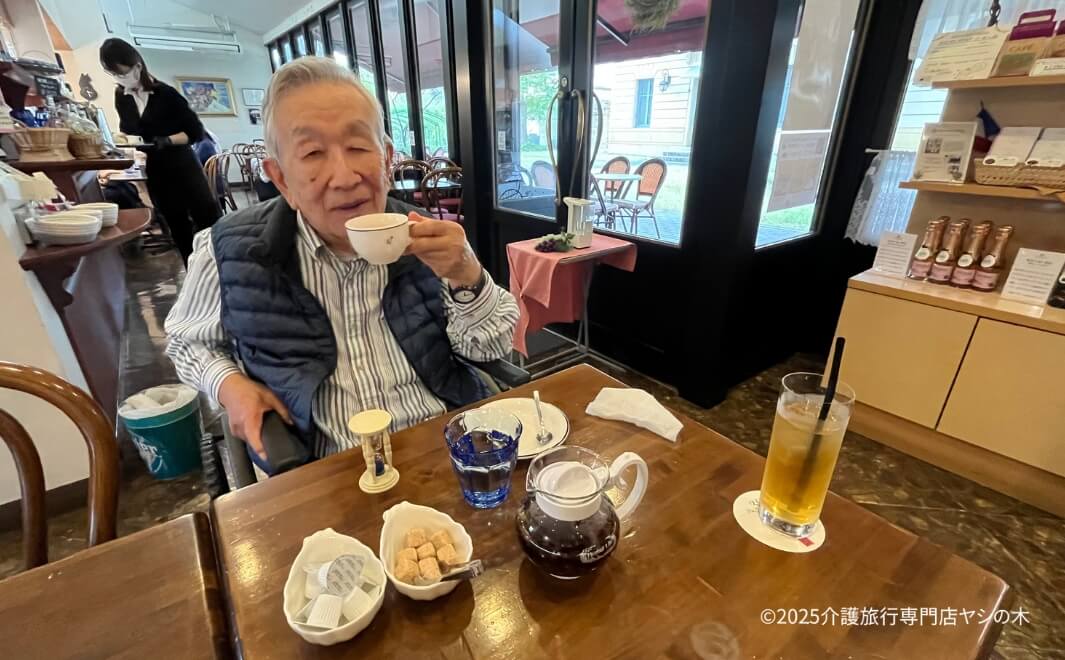 介護旅行で群馬県へ_シャンソン館内のカフェでティータイム