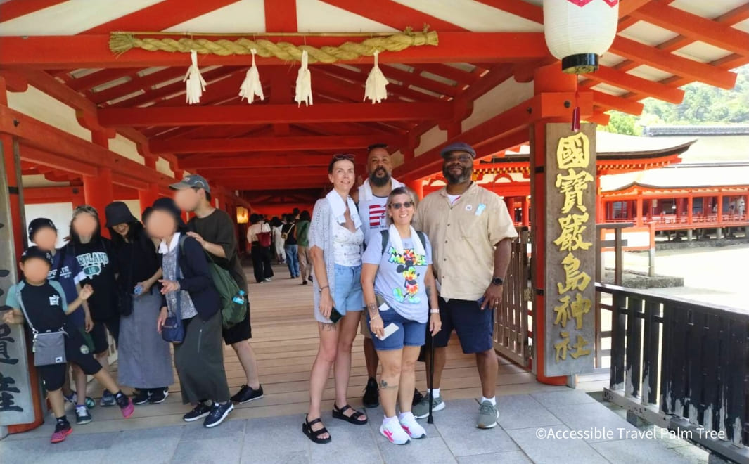 Visit and worship at Itsukushima Shrine