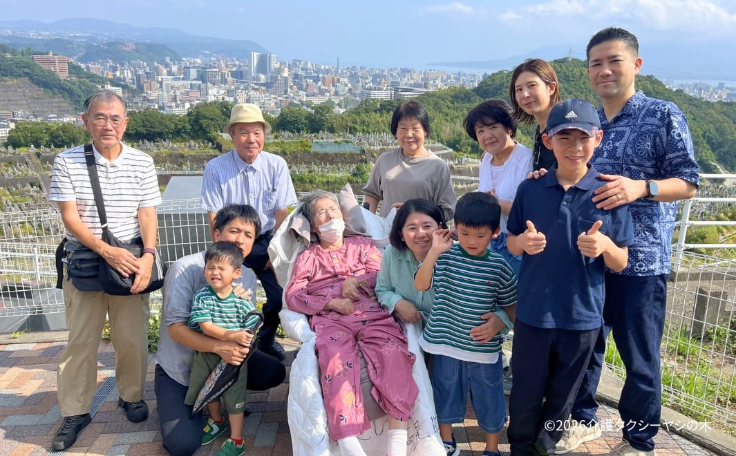 お墓参りや冠婚葬祭で利用できる福岡市の介護タクシーヤシの木