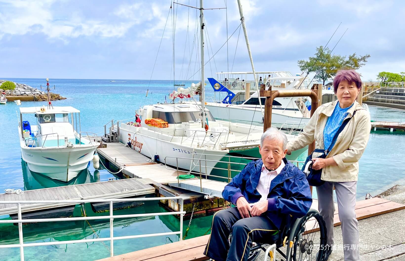 車椅子で行く沖縄旅行を介護福祉士がサポートする介護旅行の様子